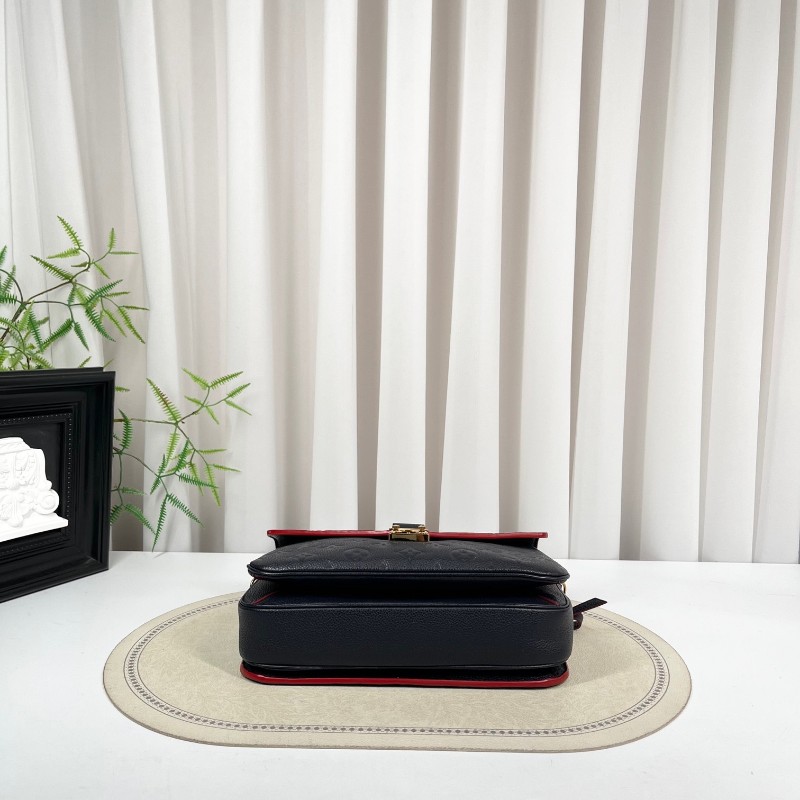 LV路易威登 Pochette Metis系列 海軍藍全皮壓紋郵差包內部紅色邊框設計 隔層多 容量大-4