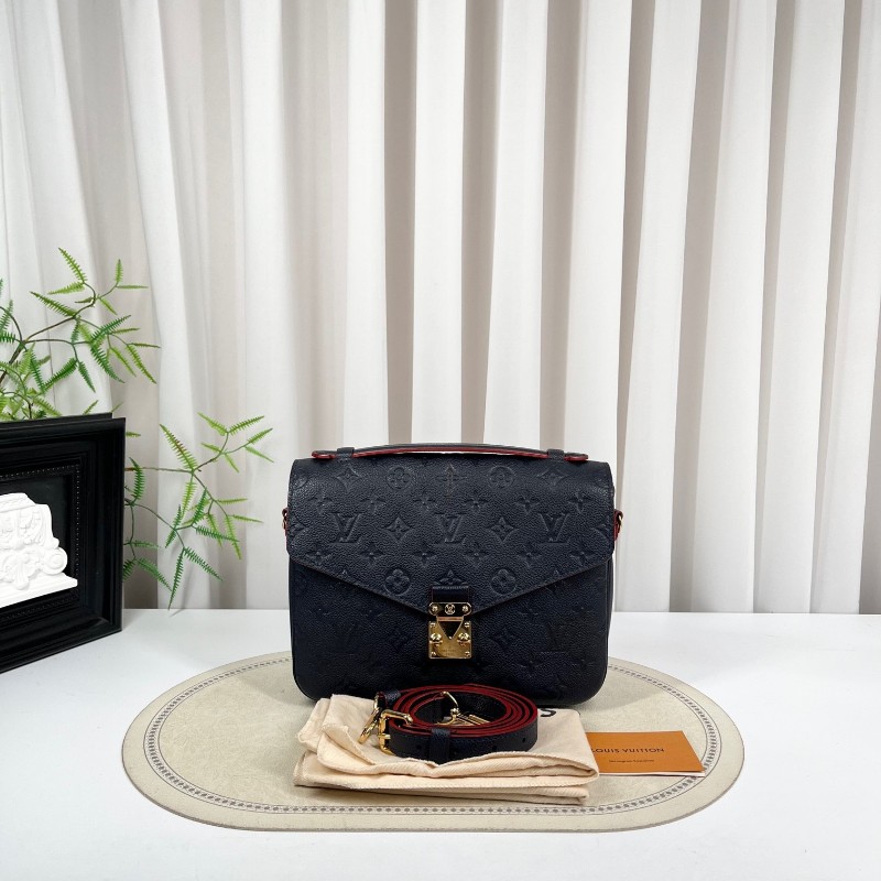 LV路易威登 Pochette Metis系列 海軍藍全皮壓紋郵差包內部紅色邊框設計 隔層多 容量大-5