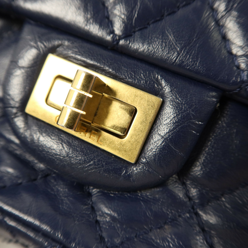 CHANEL 牛皮皮革2.55金扣鏈帶肩背袋-16