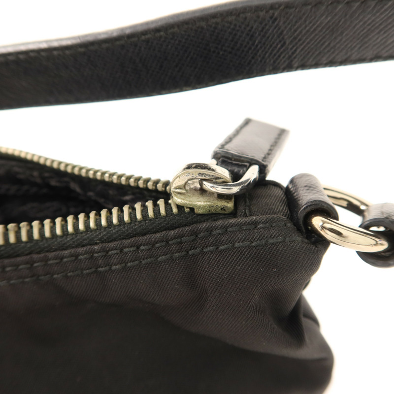 PRADA 尼龍Re-Edition 2005銀扣手挽袋-8