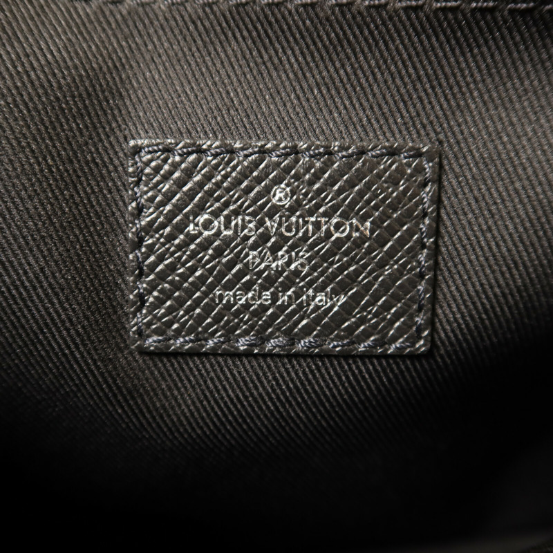 LOUIS VUITTON Monogram Eclipse Taiga Outdoor Messenger銀扣肩背袋-5