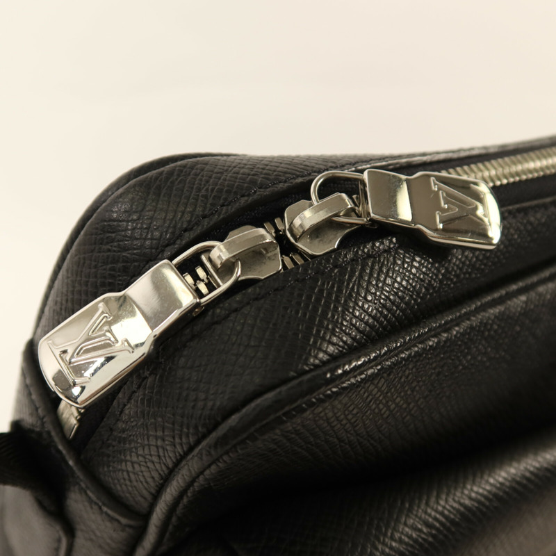 LOUIS VUITTON Monogram Eclipse Taiga Outdoor Messenger銀扣肩背袋-8