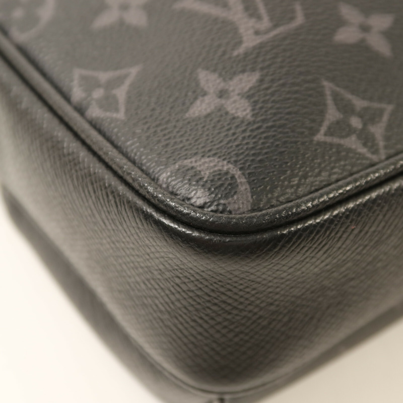 LOUIS VUITTON Monogram Eclipse Taiga Outdoor Messenger銀扣肩背袋-11