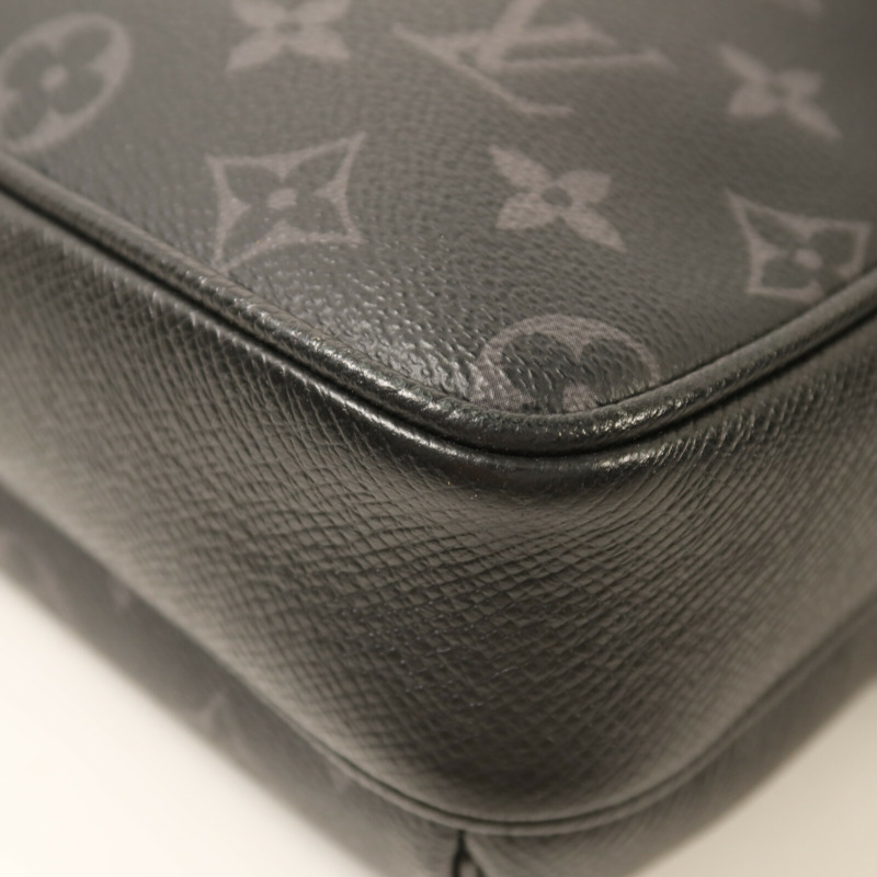 LOUIS VUITTON Monogram Eclipse Taiga Outdoor Messenger銀扣肩背袋-12