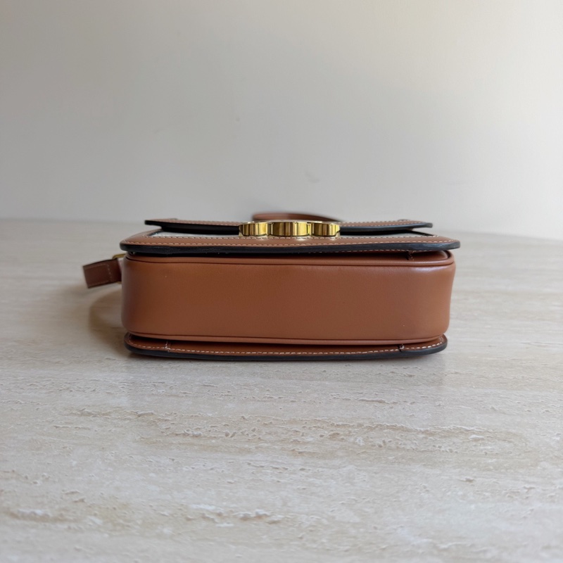 CELINE賽琳凱旋門TRIOMPHE牛皮革斜挎包 底長18.5附件：塵袋-5