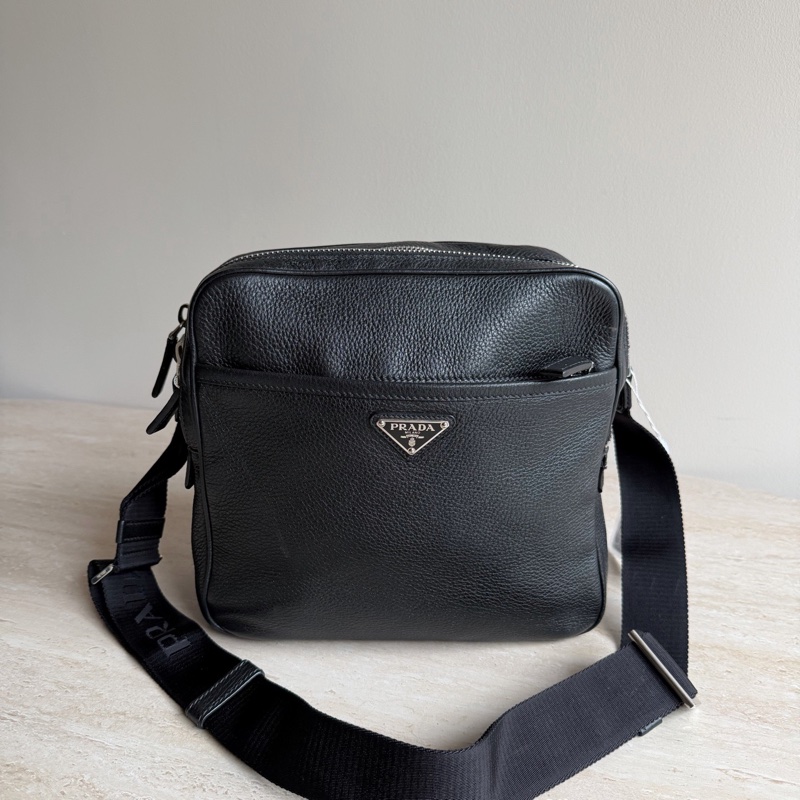 Prada普拉達黑色新款荔枝皮郵差包 底長27 無附件-0