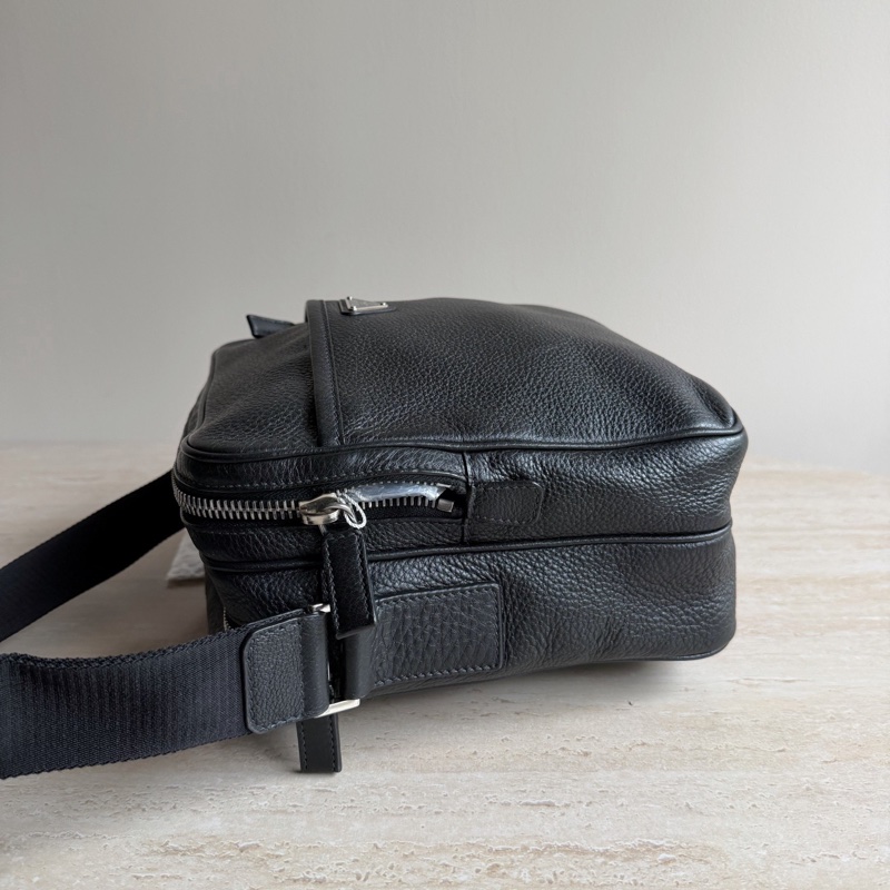 Prada普拉達黑色新款荔枝皮郵差包 底長27 無附件-2