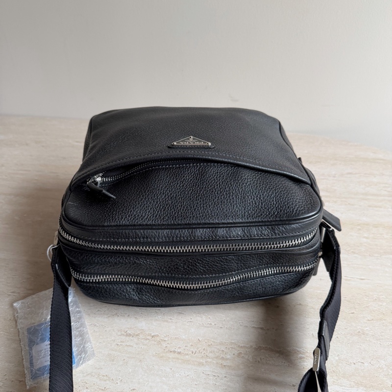 Prada普拉達黑色新款荔枝皮郵差包 底長27 無附件-3