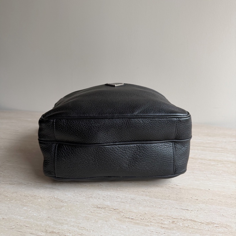 Prada普拉達黑色新款荔枝皮郵差包 底長27 無附件-4