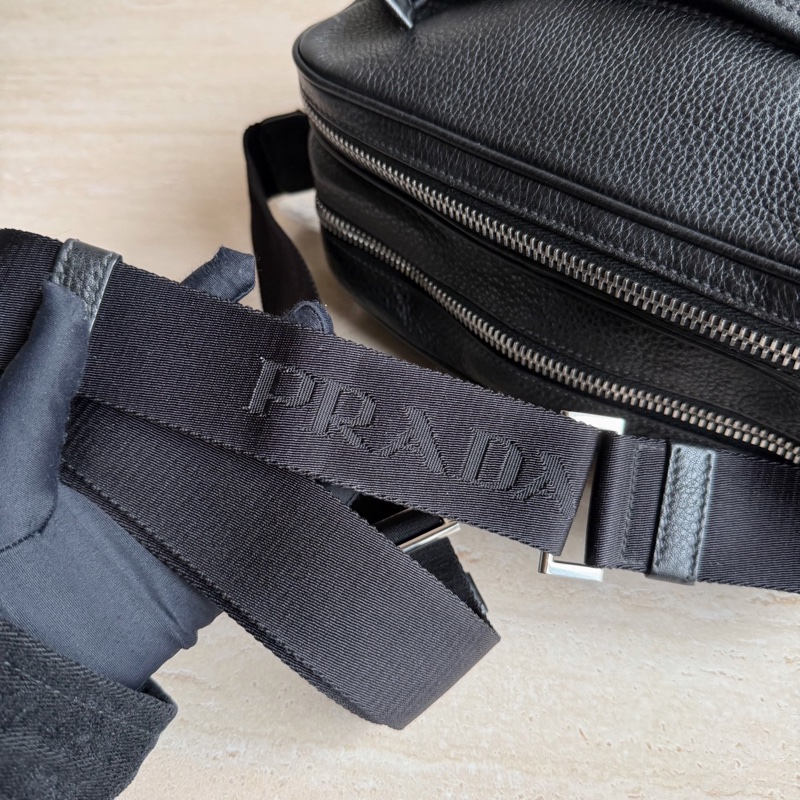 Prada普拉達黑色新款荔枝皮郵差包 底長27 無附件-5