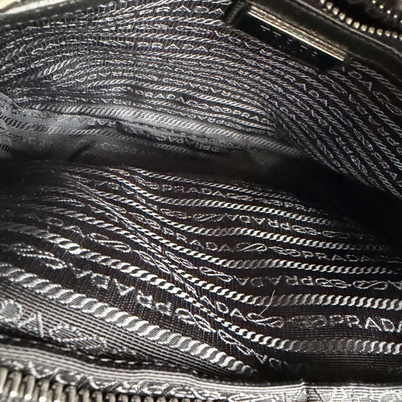 Prada普拉達黑色新款荔枝皮郵差包 底長27 無附件-6
