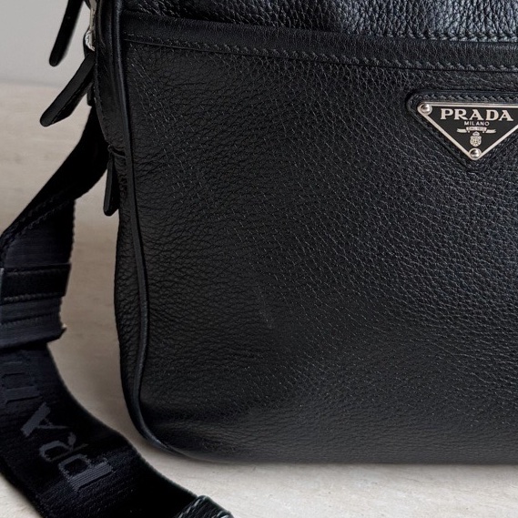 Prada普拉達黑色新款荔枝皮郵差包 底長27 無附件-7