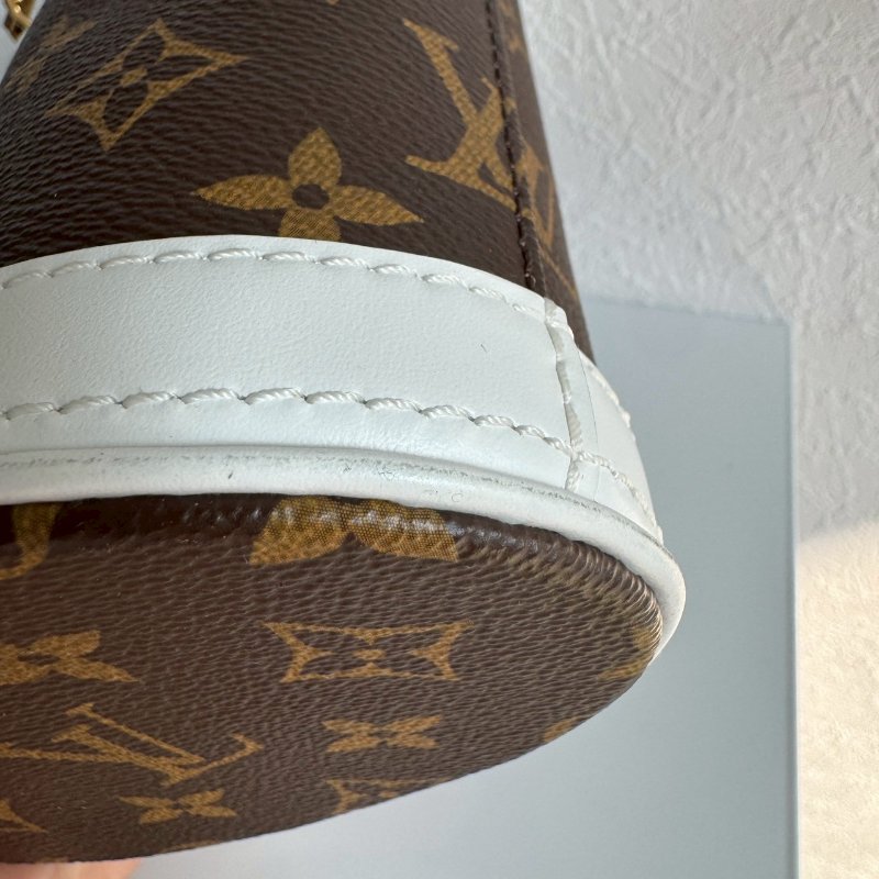 🎉95成新🎉LV 白色拼經典花紋nano水桶包-3