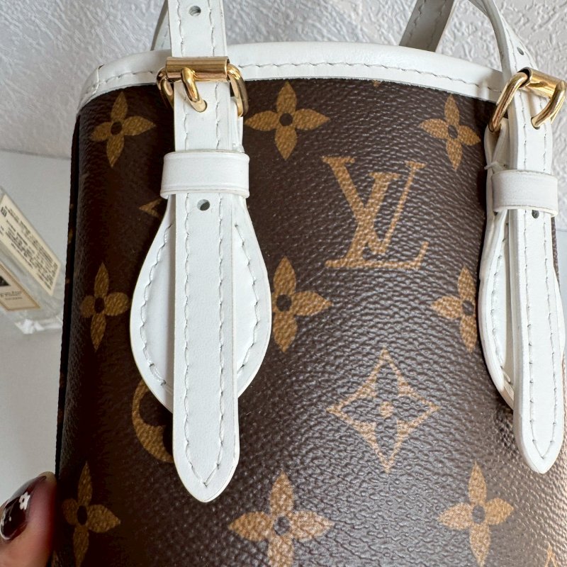 🎉95成新🎉LV 白色拼經典花紋nano水桶包-5