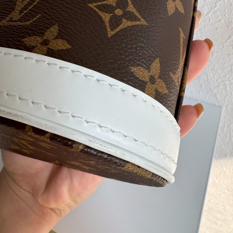 🎉95成新🎉LV 白色拼經典花紋nano水桶包-11