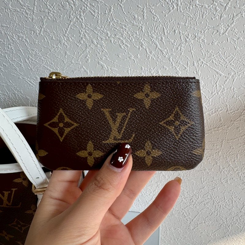 🎉95成新🎉LV 白色拼經典花紋nano水桶包-14