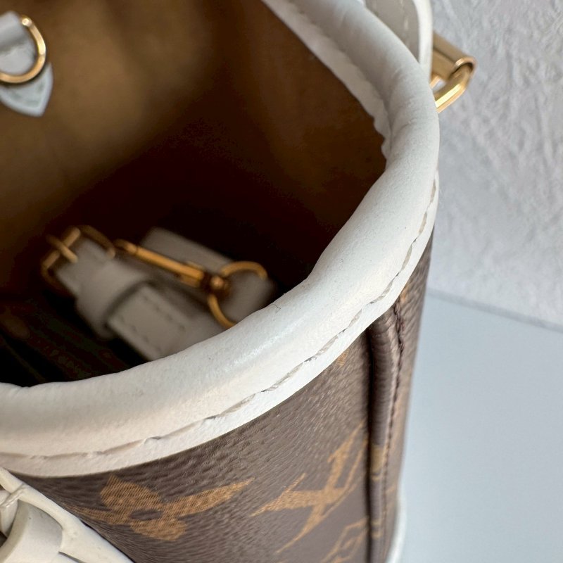 🎉95成新🎉LV 白色拼經典花紋nano水桶包-16