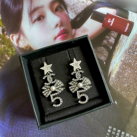 🎊99成新商品🎊Chanel 銀色星星數字耳環