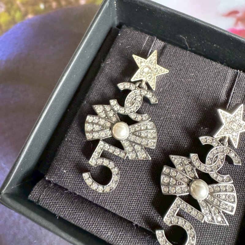 🎊99成新商品🎊Chanel 銀色星星數字耳環-1