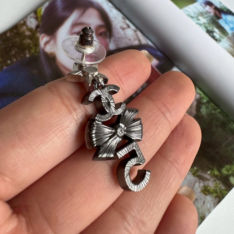 🎊99成新商品🎊Chanel 銀色星星數字耳環-4