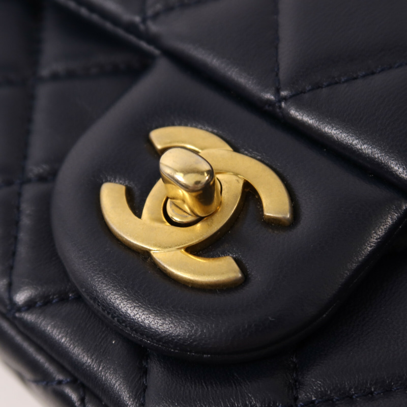 CHANEL 羊皮皮革Flap Bag With Pearl金扣鏈帶肩背袋-11