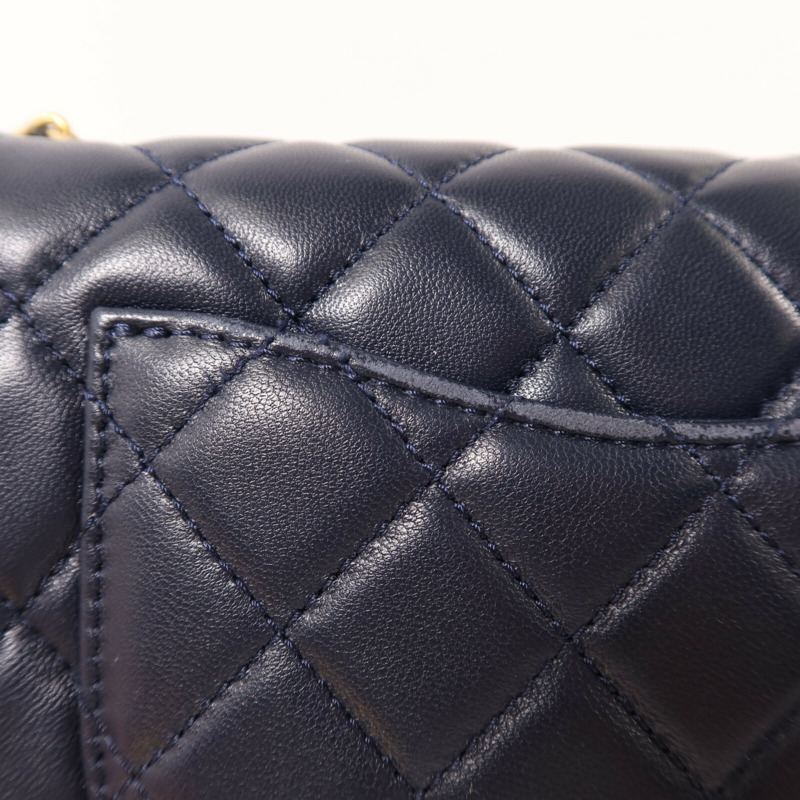 CHANEL 羊皮皮革Flap Bag With Pearl金扣鏈帶肩背袋-17