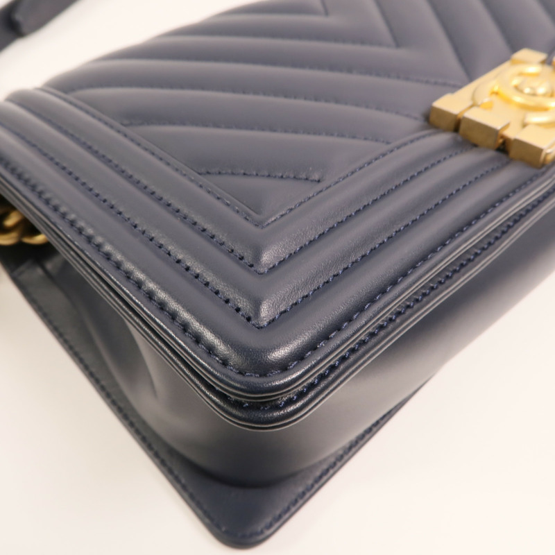 CHANEL 羊皮皮革Boy 25金扣鏈帶肩背袋-10