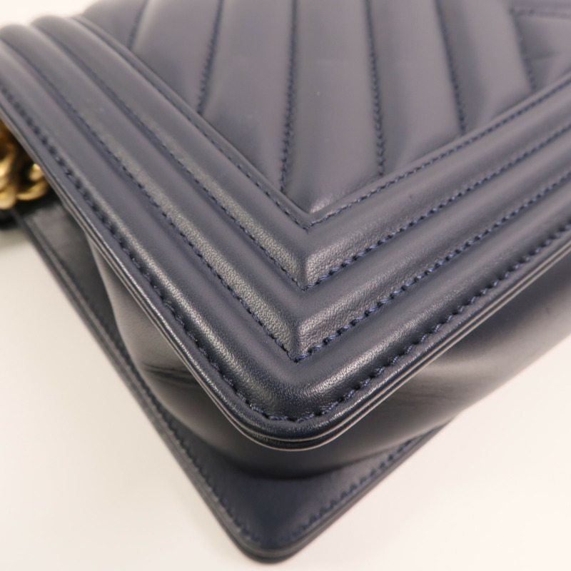 CHANEL 羊皮皮革Boy 25金扣鏈帶肩背袋-12