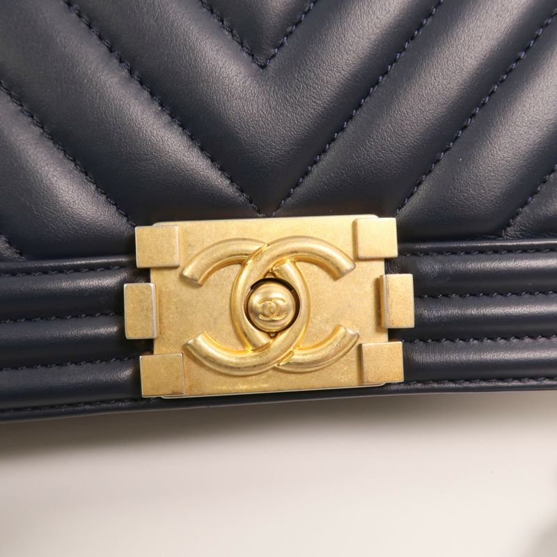CHANEL 羊皮皮革Boy 25金扣鏈帶肩背袋-13
