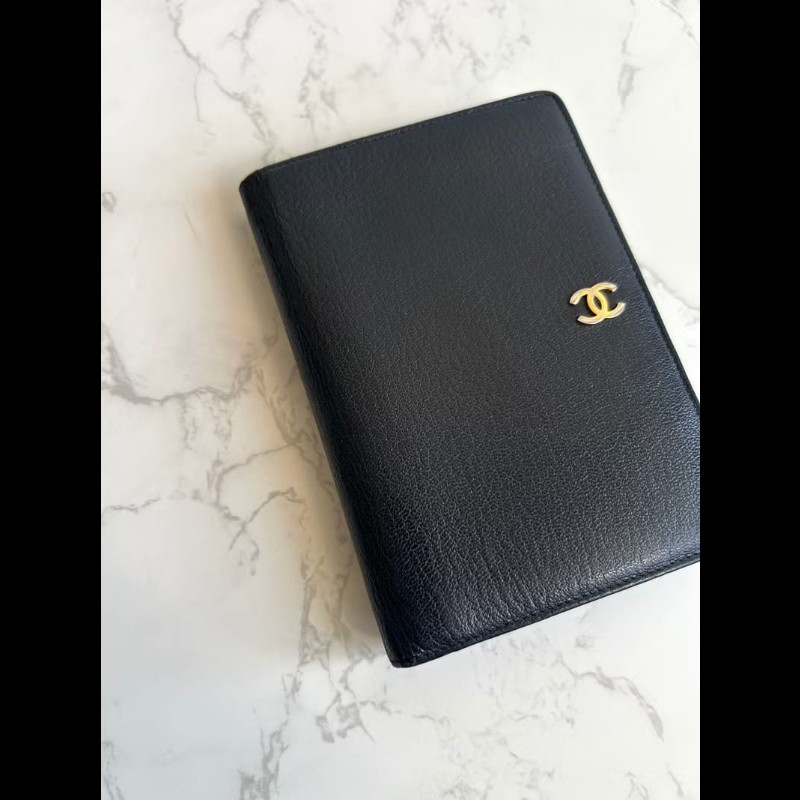 【LA LUNE】稀有中古二手Chanel黑色皮革中短夾旅行護照套錢包男女小手拿袋-4