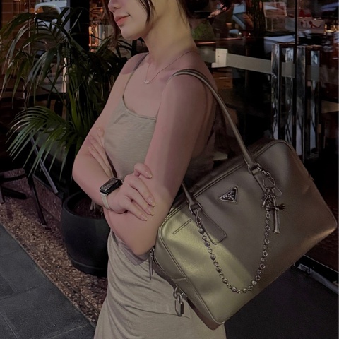 prada plume 金屬色