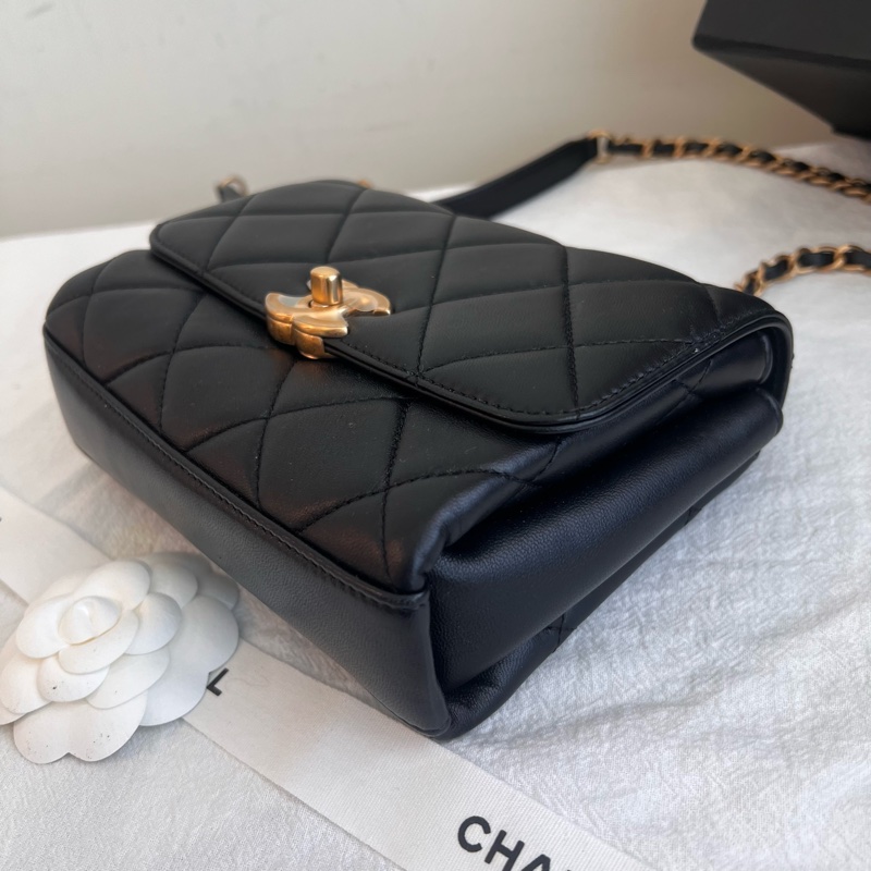 ෆ Chanel 22S字母帶鑽手把-8