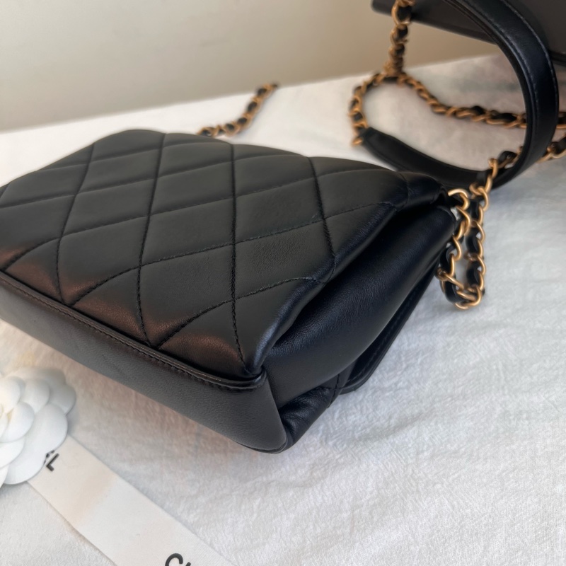 ෆ Chanel 22S字母帶鑽手把-10