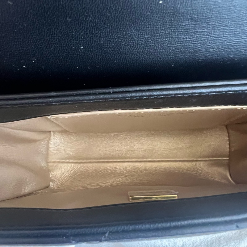 ෆ Chanel 22S字母帶鑽手把-12