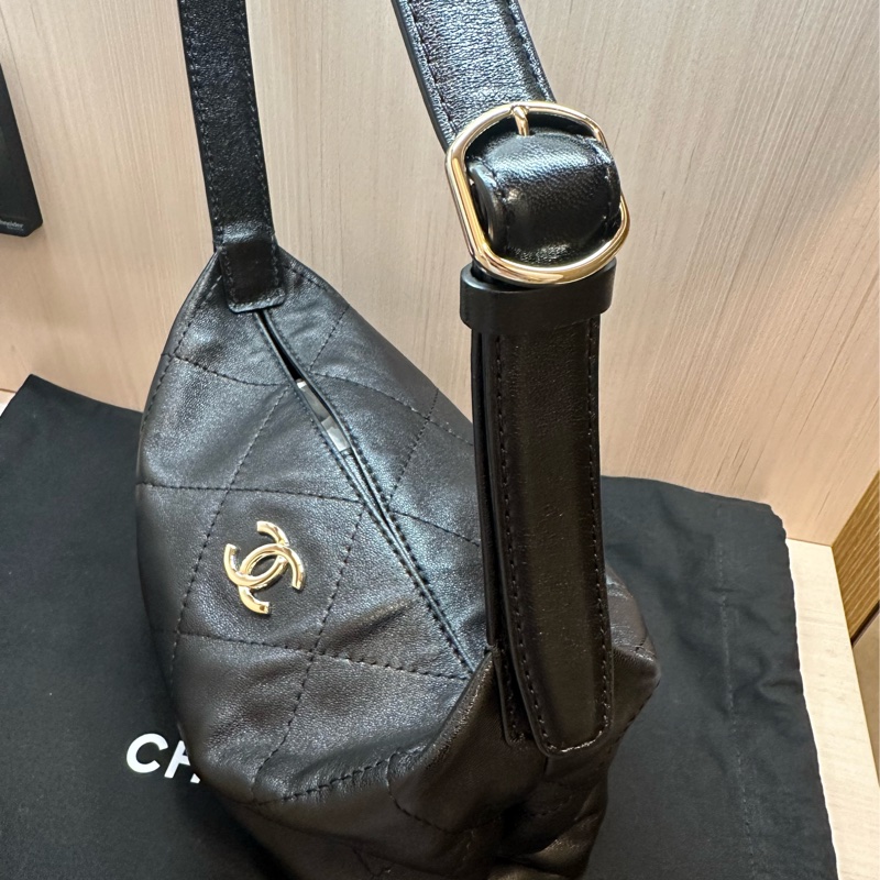 Jennie同款🖤Chanel 26P Hobo 小羊皮 新款流浪腋下包 黑色小號-1