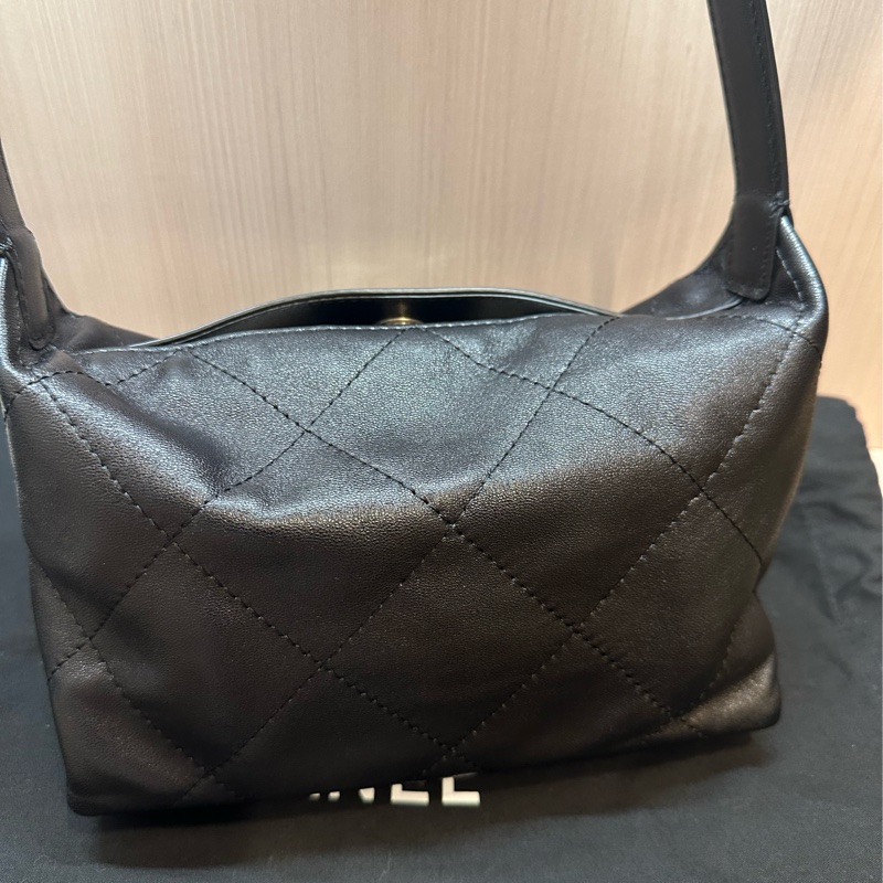 Jennie同款🖤Chanel 26P Hobo 小羊皮 新款流浪腋下包 黑色小號-3