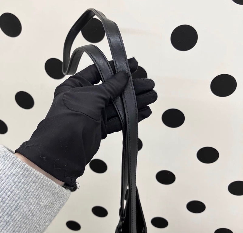 【97新 ✨ 全網最低價！】中古 BV黑色羊皮編織斜挎包 單肩包 男女適合（下單前先詢問庫存❗️）-4