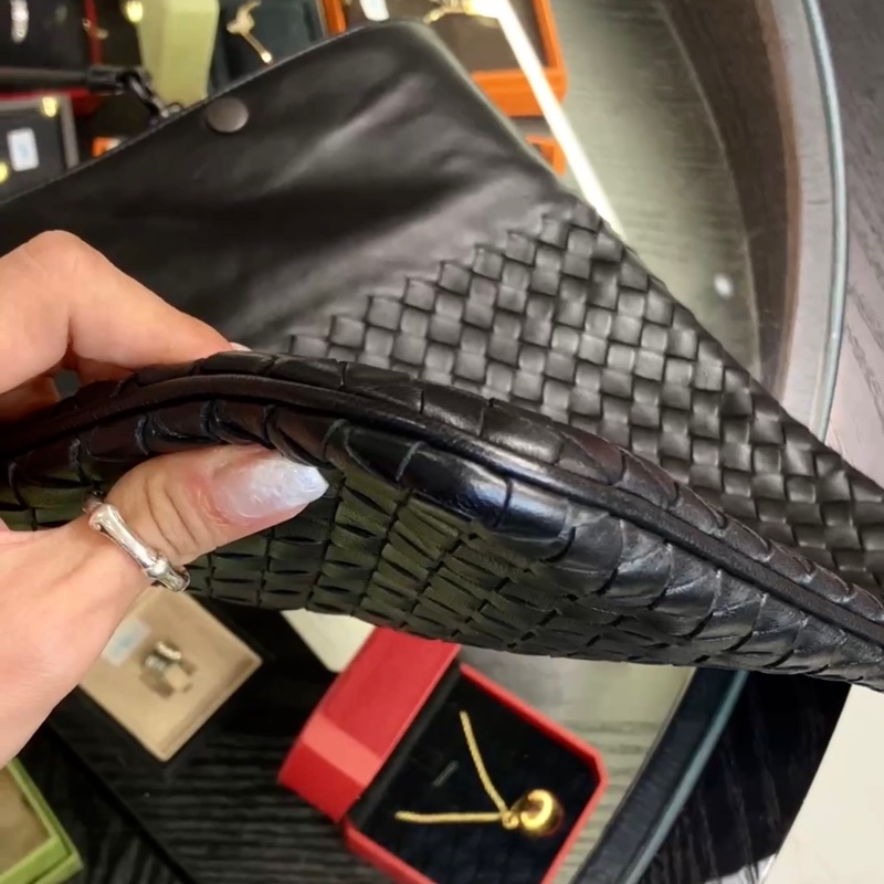 【97新 ✨ 全網最低價！】中古 BV黑色羊皮編織斜挎包 單肩包 男女適合（下單前先詢問庫存❗️）-5