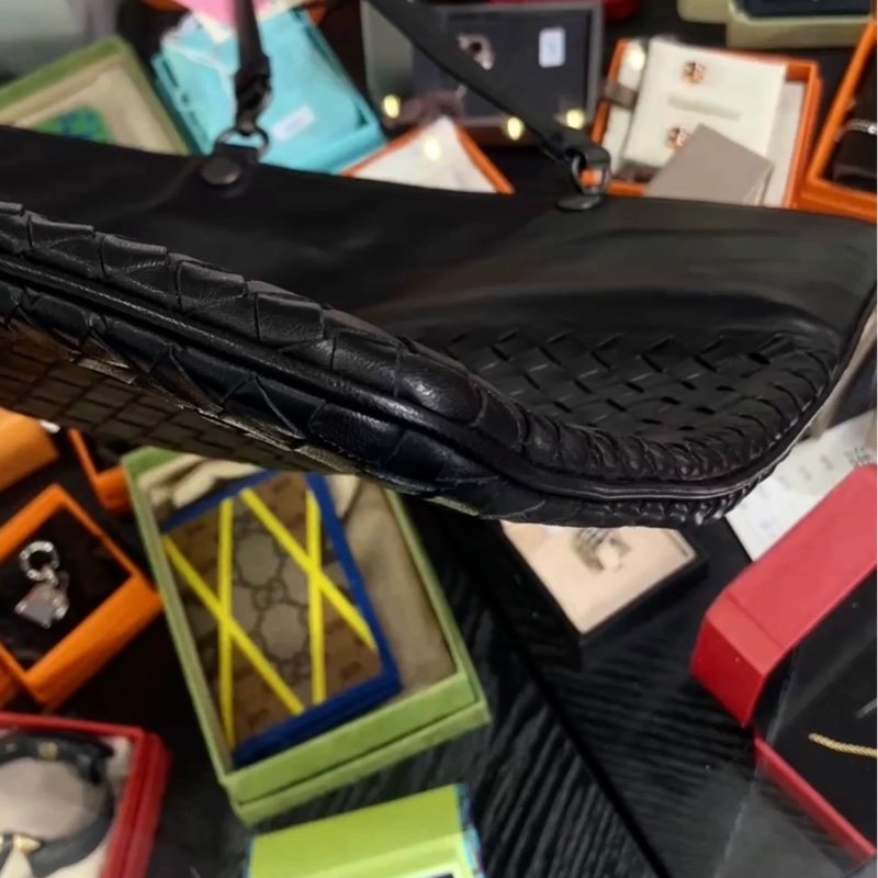 【97新 ✨ 全網最低價！】中古 BV黑色羊皮編織斜挎包 單肩包 男女適合（下單前先詢問庫存❗️）-6