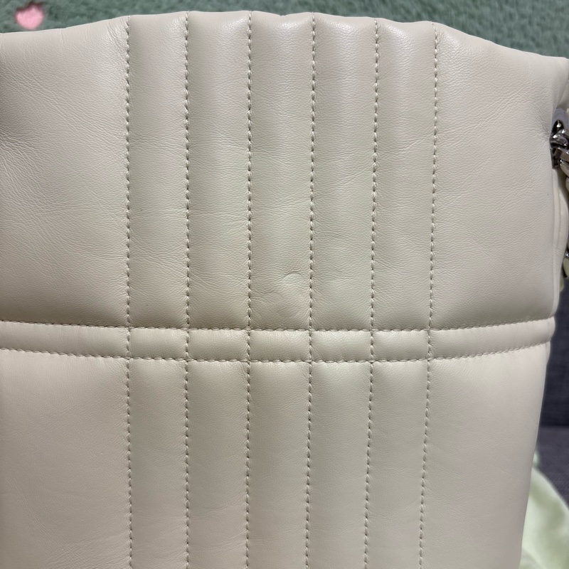 Burberry Lola 水桶包-9