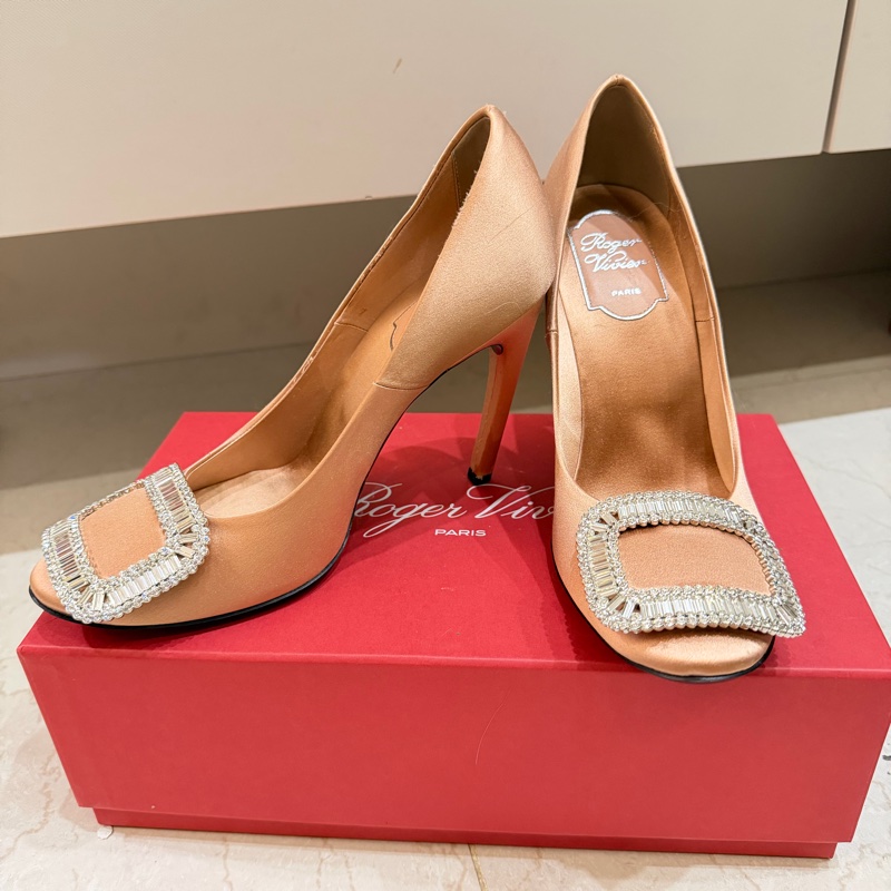 Roger vivier 鑽釦RV緞面裸色高跟鞋-0