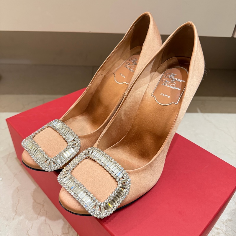 Roger vivier 鑽釦RV緞面裸色高跟鞋-1