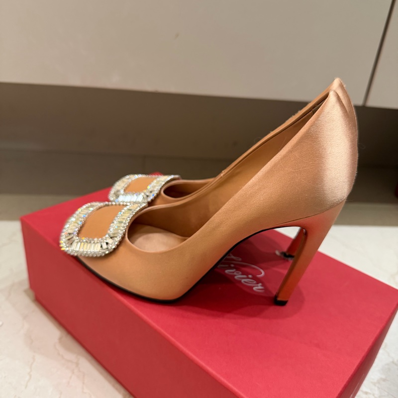 Roger vivier 鑽釦RV緞面裸色高跟鞋-2