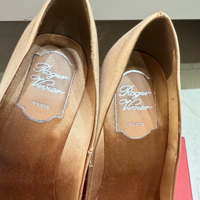 Roger vivier 鑽釦RV緞面裸色高跟鞋-4