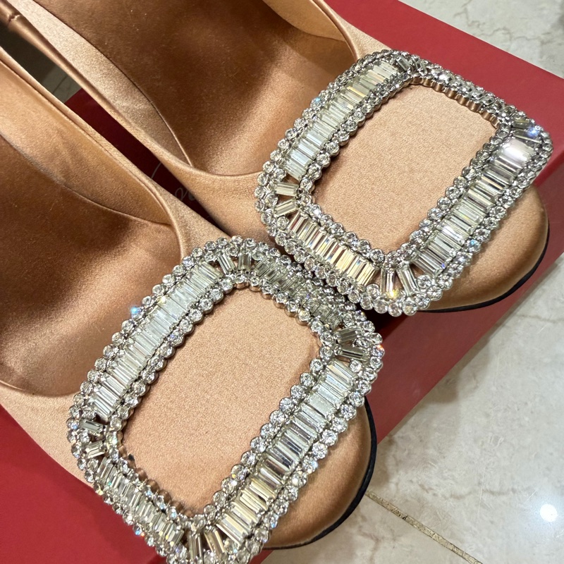 Roger vivier 鑽釦RV緞面裸色高跟鞋-5