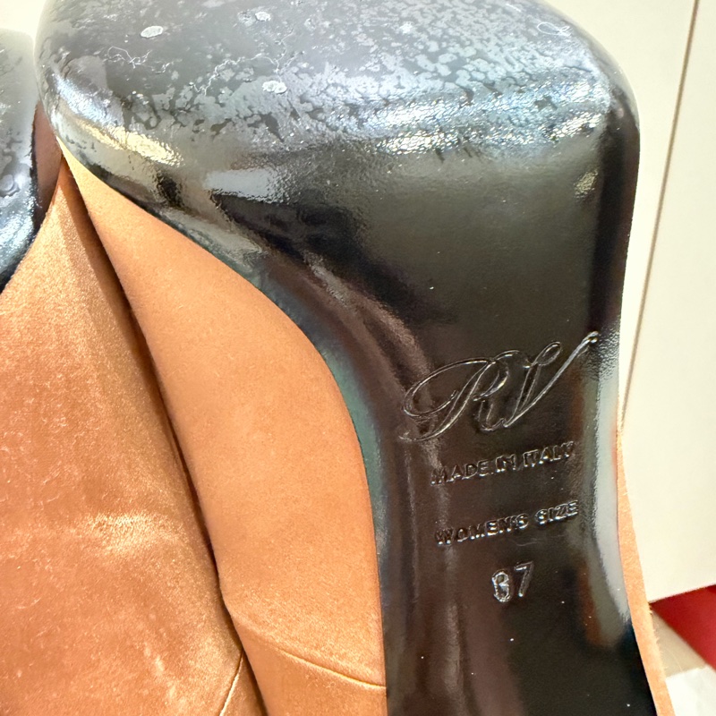 Roger vivier 鑽釦RV緞面裸色高跟鞋-6