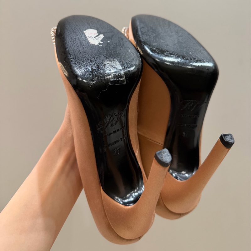 Roger vivier 鑽釦RV緞面裸色高跟鞋-7