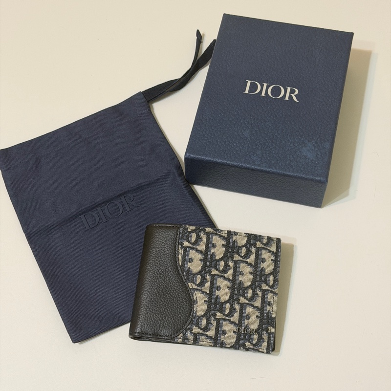 914intheair精品代購『全新閒置』Dior Saddle 對折錢包 老花對開皮夾，有零錢袋-0