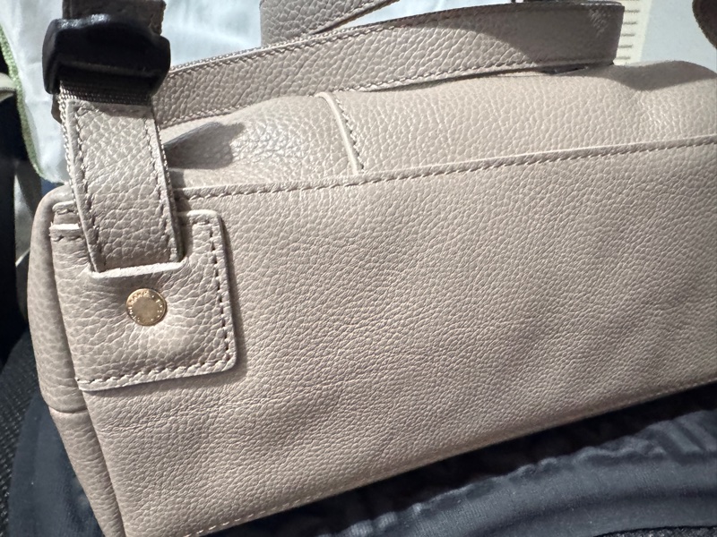 LONGCHAMP Le Foulonne 壓印字母LOGO牛皮釦式翻蓋束口後背包 大象灰-13