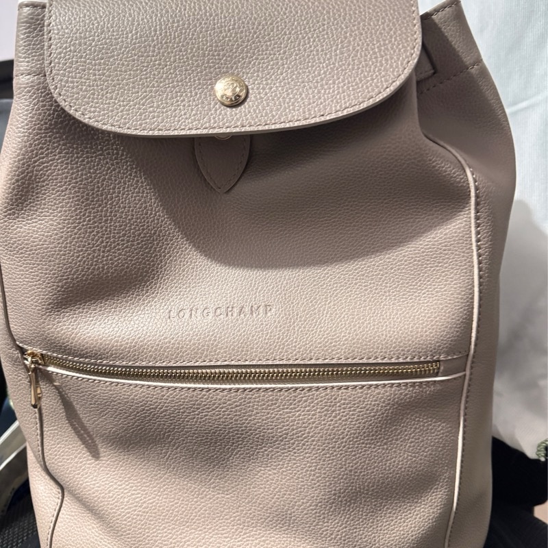 LONGCHAMP Le Foulonne 壓印字母LOGO牛皮釦式翻蓋束口後背包 大象灰-0